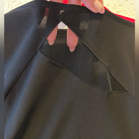 Beautiful top flattering for all body types. - Picture 2 of 5